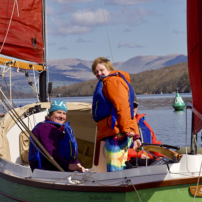 Seapig with full sails and leaning