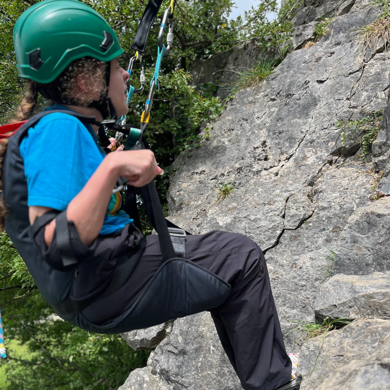 Lady climbs in an alternative sling harness