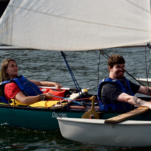 Back supoprt in a sailng canoe