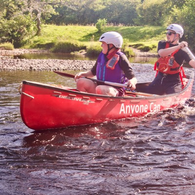 2 river paddlers rest