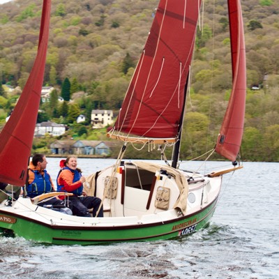 Seapig with full sails and leaning